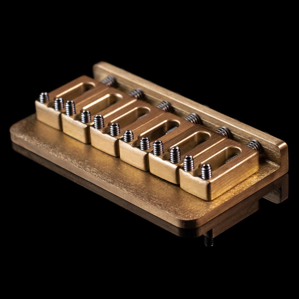 ⁦גשר קבוע לגיטרה חשמלית Killer Guitar Components - Vintage Brass Hardtail Bridge⁩ – תמונה ⁦2⁩