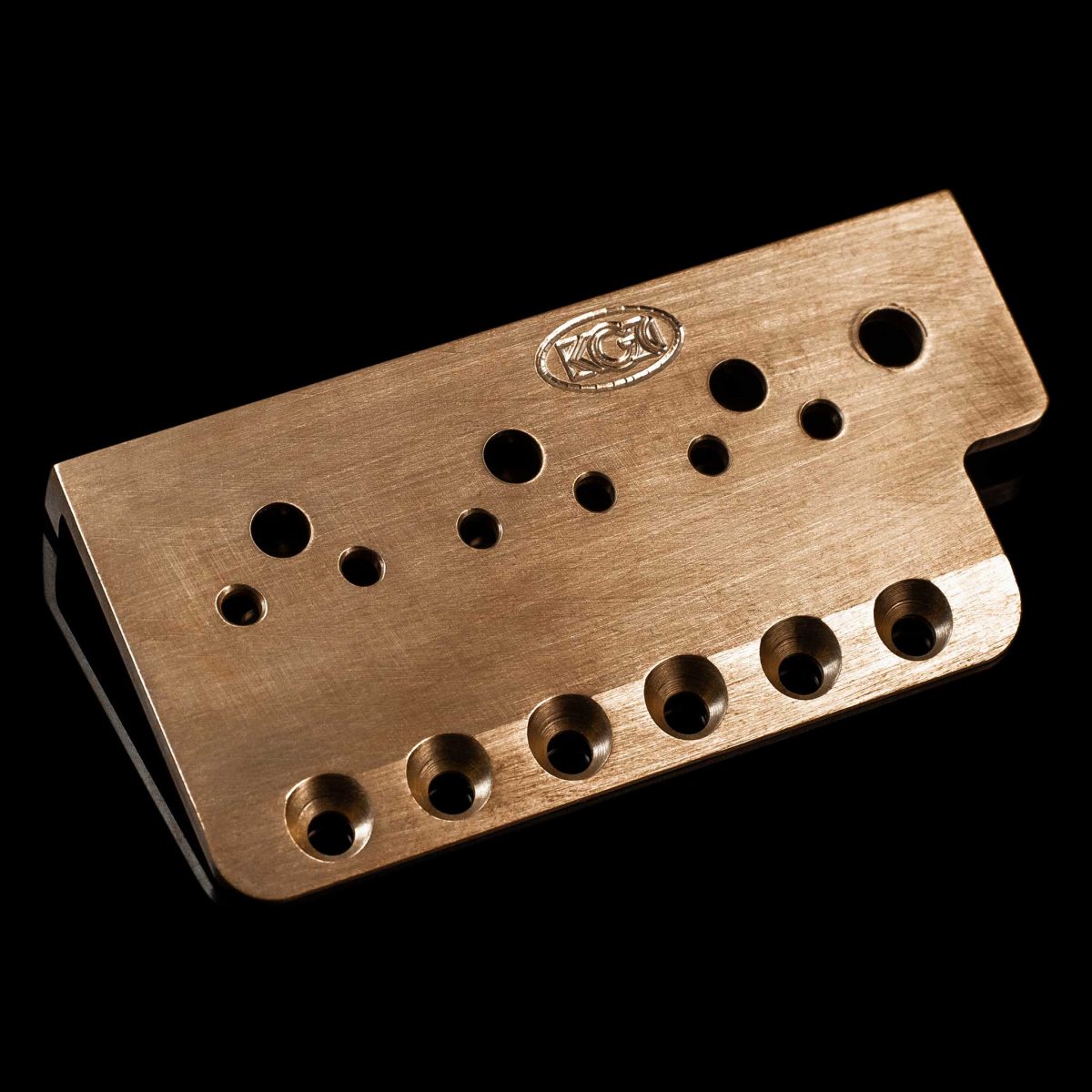 ⁦פלטה לגשר סטראט Killer Guitar Components Killer Brass Plate MIM - Stratocaster⁩ – תמונה ⁦2⁩