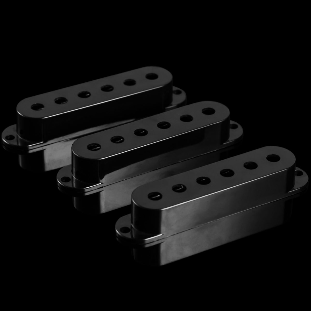 סט 3 כיסויים קאברים שחור לפיקאפים Strat Single Coil Pickups